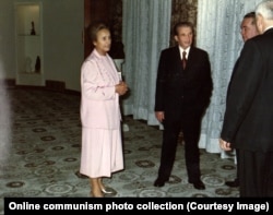 Elena és Nicolae Ceaușescu egy szilveszteri partin 1988-ban. Ez az egyik utolsó fénykép a párról az archívumban.