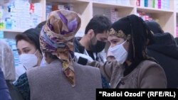Женщины в маске в одной из аптек Таджикистана.