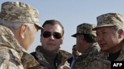Медведев (с2) Казакъстанның Матыбүләк ныгытмасында Казакъстан, Таҗикстан һәм Кыргызстан президентлары белән