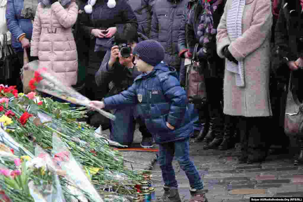 Цветы в память о "Небесной сотне" - так на Украине называют тех, кто погиб, защищая Майдан в феврале 2014 года