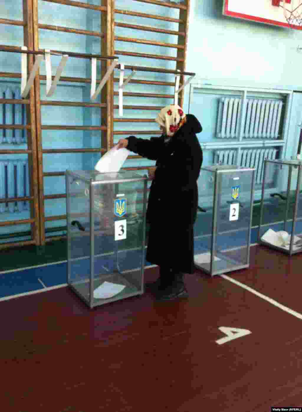 Славянск қаласындағы сайлау учаскесінде Жоғарғы Рада кезектен тыс сайлауына дауыс беріп тұрған адам. 26 қазан 2014 жыл.