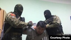 Задержание Чынгыза Жумагулова. Фото было распространено в 2019 году.