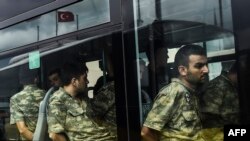 Турецкие солдаты, задержанные после попытки государственного переворота