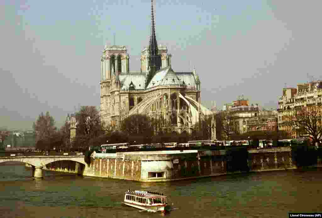 Katedralja Notre Dame në një fotografi të vitit 1987.