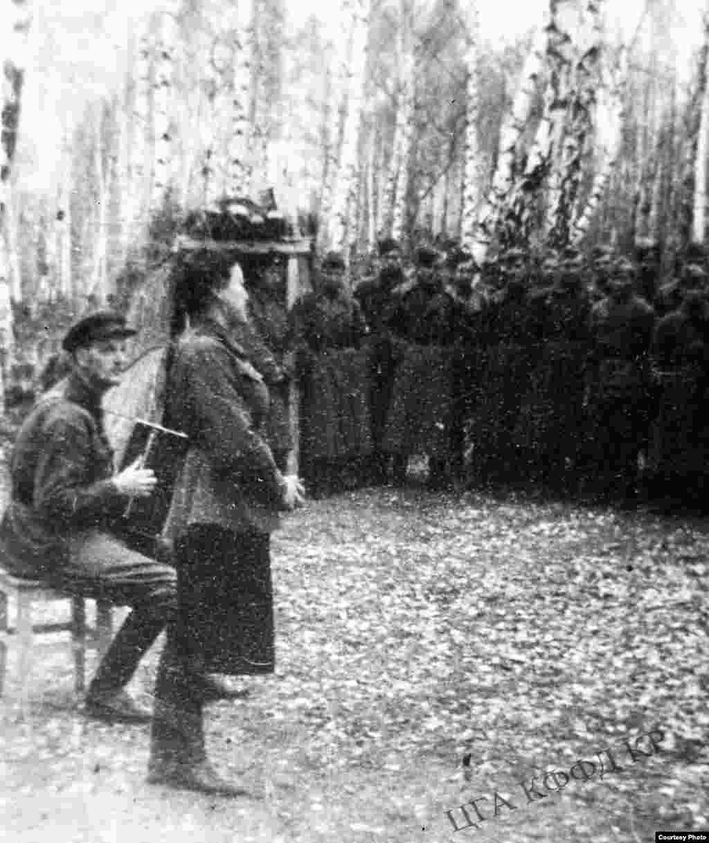 Артистка Кыргызского театра оперы и балета, народная артистка СССР Сайра Кийизбаева выступает на передовой. 1942 год. 