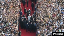 Armenia - Armenians greet Pope Francis and Catholicos Garegin II in Yerevan's Republic Square, 25Jun2016.