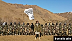 Как предполагается, на фото — таджикские боевики в Афганистане с флагом «Талибана»