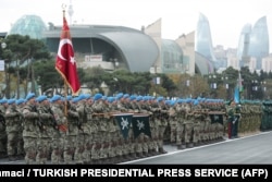 Török csapatok sorakoznak az azeri hadsereg mellett a bakui Szabadság téren.