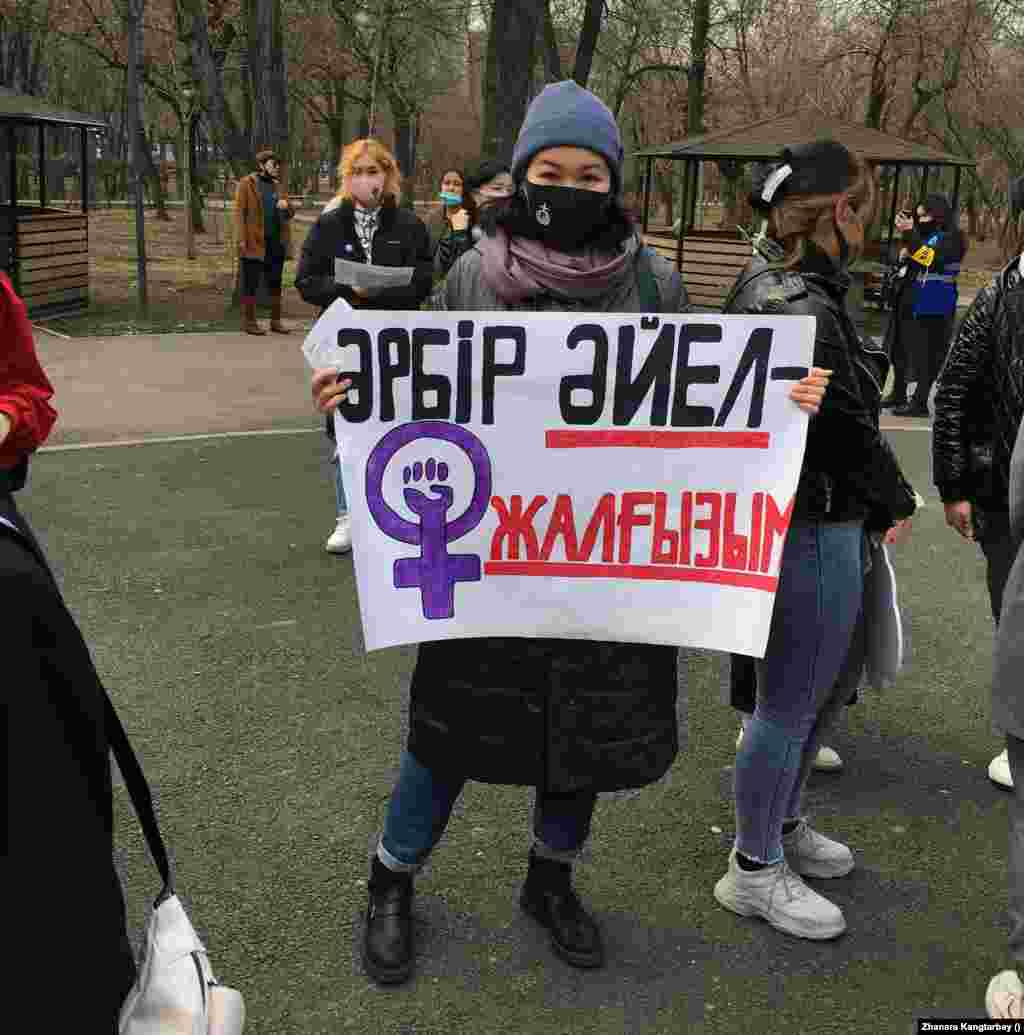 Участница марша держит плакат с надписью: «Каждая женщина важна». На протяжении двух лет эта фраза является одним из основных лозунгов женского марша. 