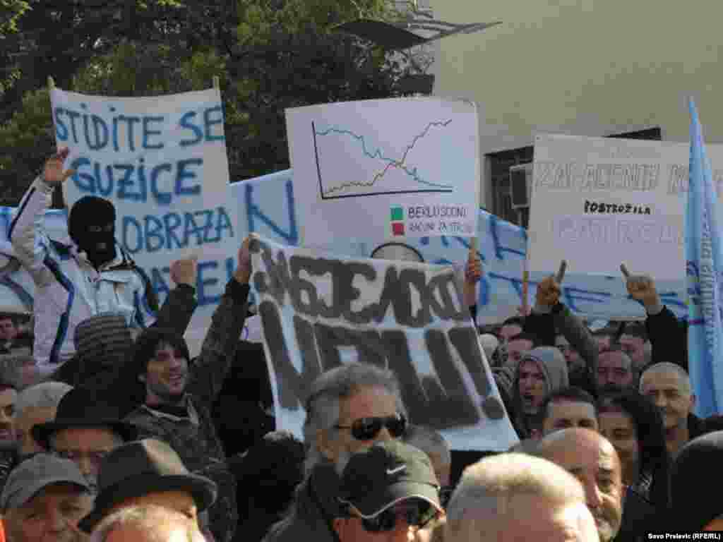 U Podgorici je nekoliko hiljada ljudi 21. januara 2012. protestovalo ispred zgrade crnogorske Vlade, zbog teškog socijalno-ekonomskog stanja u Crnoj Gori. Protest je organizovala Unija slobodnih sindikata, uz podršku Mreže za afirmaciju nevl