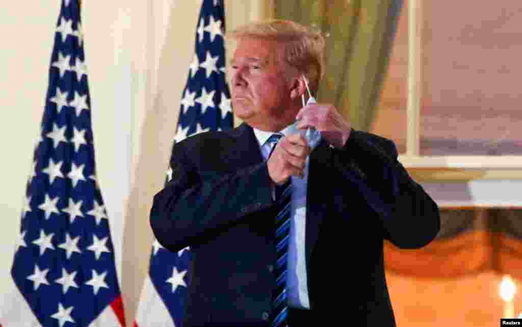 Voltak politikai vezetők is, akik lekicsinylően beszéltek a járvány súlyosságáról. Donald Trump volt amerikai elnök újraválasztási kampányában az üzletek nyitvatartása és a gazdaság megmentése mellett érvelt. 2020 novemberében kórházban kezelték, miután elkapta a fertőzést.