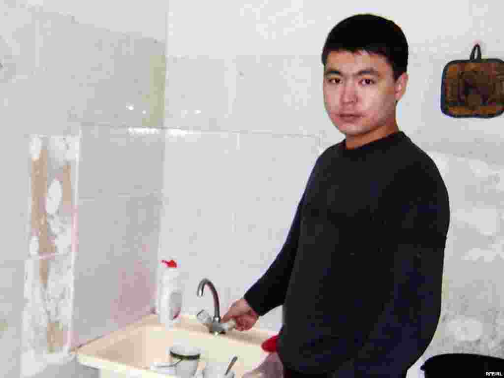 Артист балета Бахыт Ансабаев показывает, что в кране на общей кухне опять нет воды. Астана, 13 января 2009 года. - Артист балета Бахыт Ансабаев показывает, что в кране на общей кухне опять нет воды. Астана, 13 января 2009 года.