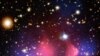 На фотографии, выполненной телескопом Чандра (Chandra Х-ray Observatory), два розовых облака представляют собой скопления «нормальной» (барионической) материи, но основные массы обоих облаков сосредоточены в областях помеченных «голубым».