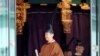 Naruhito császár elhagyja az ünnepségek termét a tokiói uralkodói palotában, miután elfoglalta a krizantémtrónt. 2019. október 22. 