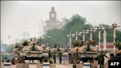 Кытай боштондук армиясынын танктары Тянанмен аянтына кеткен жолду кайтарып турушат. 6-июнь, 1989