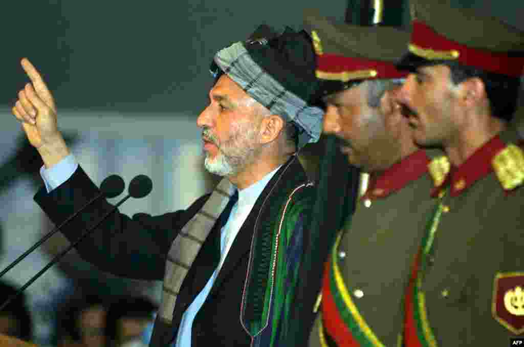 حامد کرزی در جریان جلسه لویی جرگه ۲۰۰۲