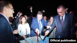 Александр Еремин (в центре) помогает разрезать торт, оформленный в «стилистике» «Имона»