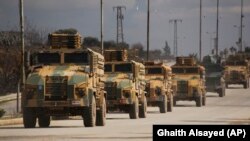 Török katonai konvoj Szíriában, Idlib tartományban, 2020. február 22-én.