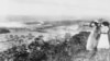 Женщины наблюдают за строительством Панамского канала в начале 1900-х 