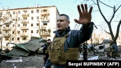 Архівне фото. Мер Києва Віталій Кличко біля пошкодженого будинку внаслідок обстрілу в час масштабного вторгнення Росії до України. Київ, 18 березня 2022 року 