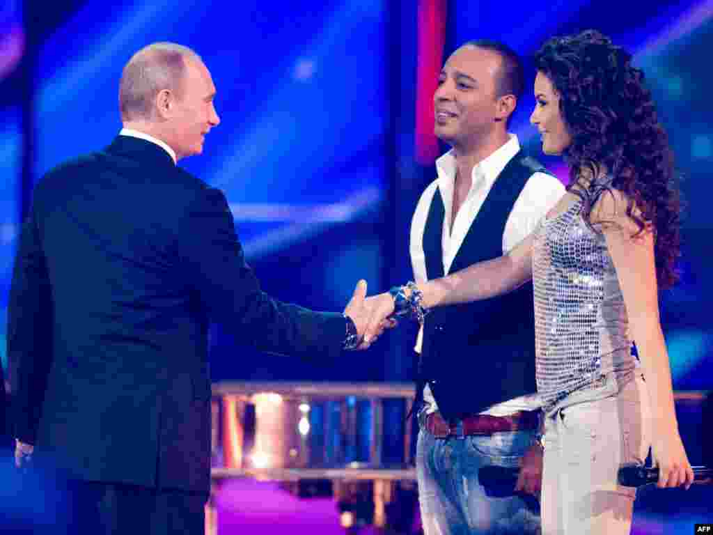 Predsednik Rusije Vladimir Putin viđen je kako pažljivo nadgleda pripreme za održavanje Evrovizije u Moskvi 2009. godine. Jedan analitičar je napisao da je Putin video Evroviziju kao šansu da promoviše "nacionalni ponos". Ovde predsednik pozdravlja predstavnike Azerbejdžana Arasha i AySel. 
