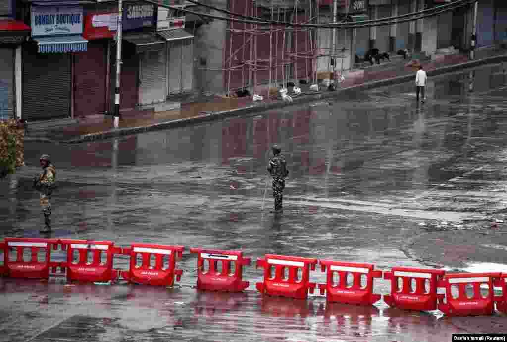 Një rrugë e zbrazët dhe e bllokuar për shkak të një urdhri të policisë. Autoritetet në New Delhi thanë se bllokimi është bërë për të parandaluar dhunën, pas heqjes së autonomisë.