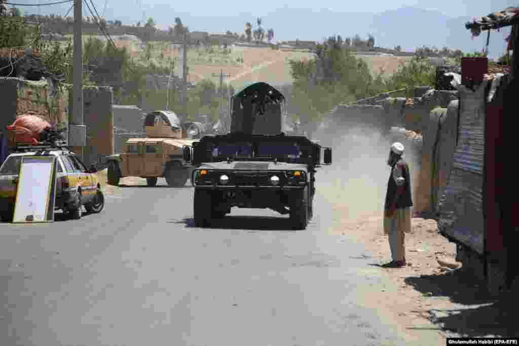 Forcat afgane të sigurisë patrullojnë në rrethin Alishang të provincës Laghman, pasi e pastruan zonën nga luftëtarët talibanë, më 8 korrik.
