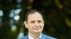 «Увага. Сильні зливи наробили біди в області. І не оминуло й Івано-Франківськ. Через різке підняття рівня води обвалилася частина пішохідного мосту на Набережній», – Руслан Марцінків