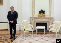 Premierul slovac Robert Fico așteptându-l pe Vladimir Putin la Kremlin, în timpul precedentei sale vizite la Moscova, pe 22 decembrie 2024