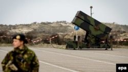 NASAMS – норвезький зенітний ракетний комплекс середнього радіуса дії, розробка норвезької компанії Norwegian Kongsberg і американської Raytheon