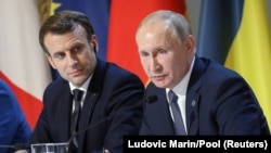Ппрезидент России Владимир Путин (справа) и президент Франции Эммануэль Макрон