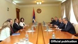 Nagorno-Karabakh - Former U.S. Ambassador John Evans (second from left) and Armenian-American philantropist Garo Armen meet with Karabakh Armenian leaders in Stepanakert, 29Jun2016.