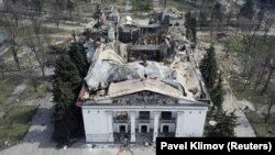 Мариуполь қаласының драма театры. 16 наурызда Ресей ұшақтары атқан кезде театрды жүздеген бейбіт адамдар паналап отырған, арасында балалар да бар. Көрнекі сурет.