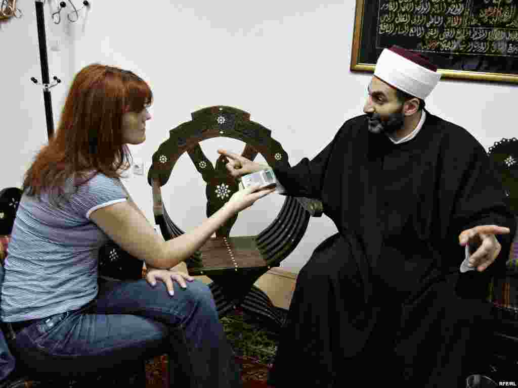 Dženana Karabegović, dopisnica RSE i Imam Muhamed Jusufspahić. Foto: Saša Čolić