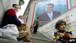 Восстановление позиций ставшего иностранным языка не является для разоренной страны приоритетом