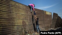 Pamje të migrantëve nga kufiri mes SHBA-së dhe Meksikës.