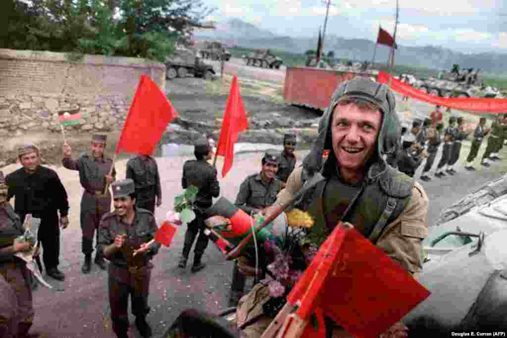 Февраль 1989 года. Советские войска покидают Афганистан, где они в течение 9 лет поддерживали местный коммунистический режим. Цветы и аплодисменты, сопровождавшие вывод войск, не могли скрыть очевидного факта поражения советской армии в афганской войне. Ее жертвами стали почти 15 тысяч советских военнослужащих и, по некоторым оценкам, до 1 миллиона афганцев. 