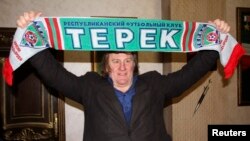 Нохчийчоь -- Соьлж-ГIалахь Ахьмат-Аренехь "Терек" ловзуш цу тобан цIе тIехь йолу шарф лаьцна лаьтташ ву актер Депардъё Жерар, 2013