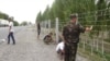 Ноокендин Таш-Төбө айылынын четиндеги чек араны тосуу иштеринен. Жалал-Абад, сентябрь, 2013.