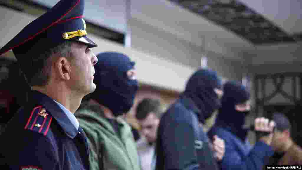На заседание «Крымской солидарности» в Симферополе 27 октября пришли сотрудники российской прокуратуры в сопровождении неизвестных в масках, а также сотрудника полиции