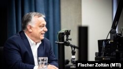 Orbán Viktor beszél a Kossuth rádióban, 2021. május 21-én. A Miniszterelnöki Sajtóiroda által közreadott kép.
