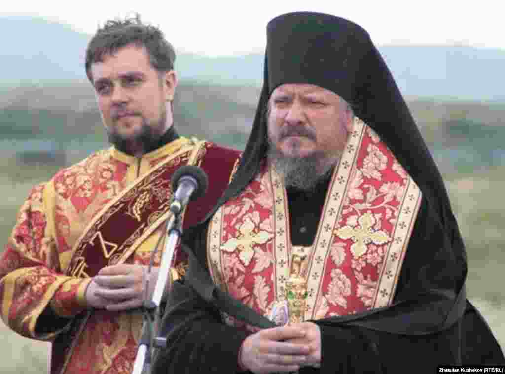 Священники перед началом молебна на Спасском кладбище. Карагандинская область, 31 мая 2011 года. - Священники перед началом молебна на Спасском кладбище. Карагандинская область, 31 мая 2011 года.