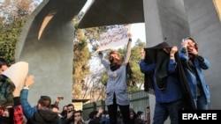 محمود صادقی، نماینده مجلس، پیشتر گفته بود احکام زندان علیه دانشجویان با استناد به گزارش‌ها و بازجویی‌های وزارت اطلاعات صادر شده است