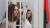 Daria Csultszova és Katsziarina Andrejeva minszki bírósági tárgyalásukon, 2021. február. 9-én. A két újságíró három év börtönt is kaphat, amiért egy nem engedélyezett tüntetésről tudósítottak. 