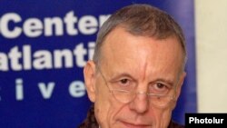 Armenia -- German Ambassador Hans-Jochen Schmidt at a news conference in Yerevan, 15Dec2010