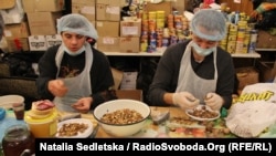 Хлопці також б’ють горіхи, наприклад