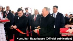 Өзбекстан президенті Шавкат Мирзияев пен Қазақстан президенті Нұрсұлтан Назарбаевтың қатысуымен өткен шарада артқы қатарда тұрған Отабек Шаханов. Оның жүзі қызыл шеңбермен белгіленген. Астана, наурыз, 2017 жыл.