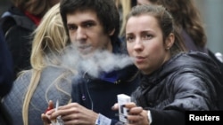 Studentler köçede çilim çekip otyrlar. Moskwa, 16-njy oktýabr, 2012 ý.