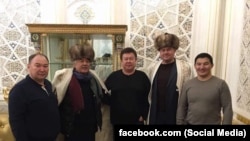 Салимбай Абдувалиев менен сүрөткө түшкөн адамдар. Сүрөт Балбак Түлөбаевдин Facebook баракчасынан алынды.