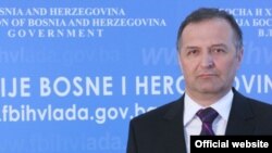 Zukan Helez: Politička pozadina interesa